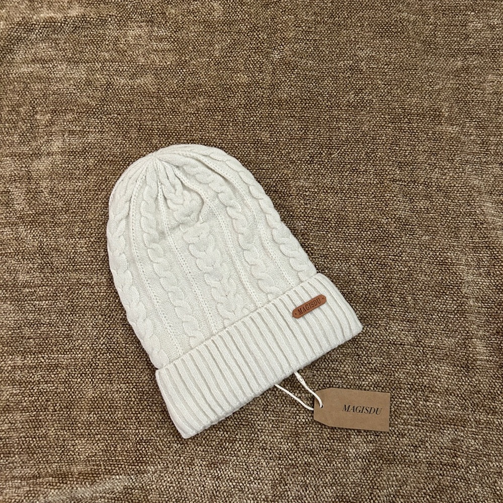MAGISDU White Cable Knit Beanie